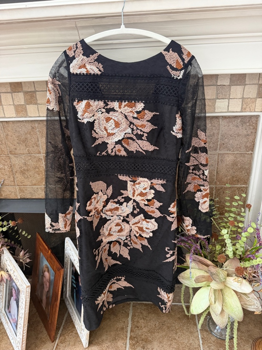 NWT Belle Badgley Mischka Black Embroidered sheer sleeve Dress Sz 4